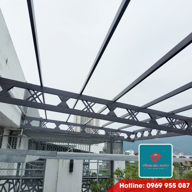 Mái Tôn Gần Cầu Thuận Phước